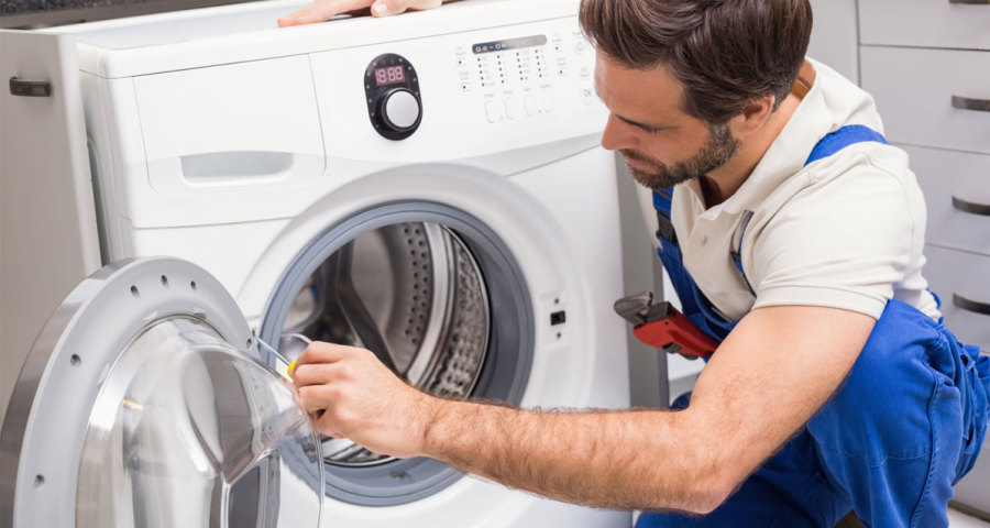 Máy giặt hỏng sẽ khiến những bà nội trợ gặp phải khó khăn khi giặt giũ