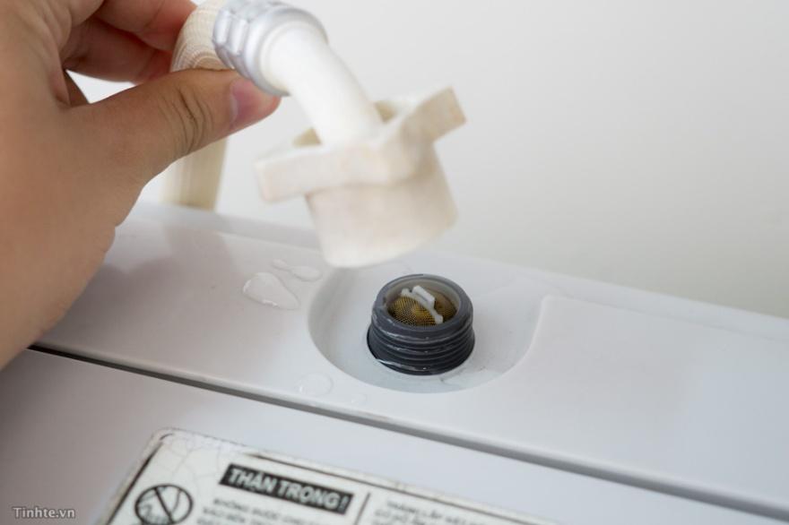 Mot vai chat ban trong nguon nuoc thuong ket o ong hoac van may giat