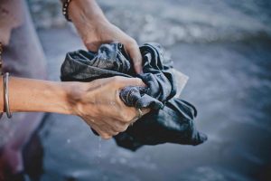 Giặt quần bò bằng nước lã hoặc nước giặt pha loãng